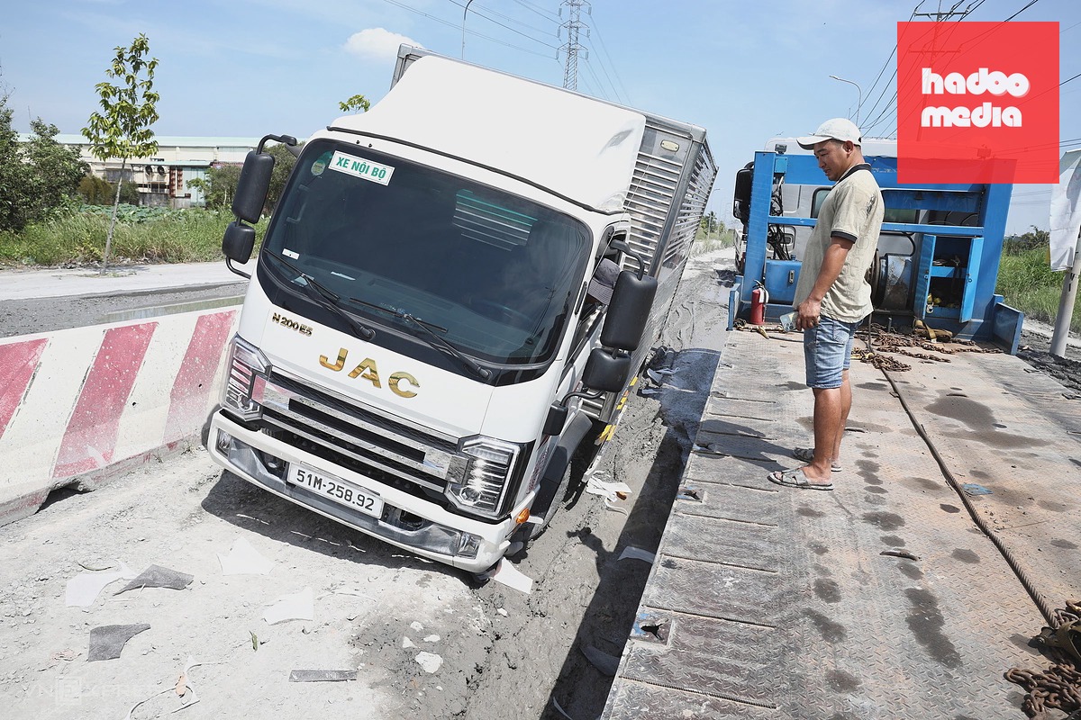 Hàng trăm ổ voi ngập nước gây ách tắc đường vào khu công nghiệp Tây Ninh