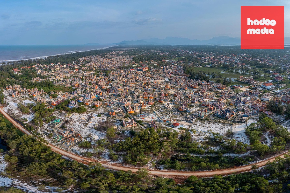 Toàn cảnh khu lăng mộ xa hoa ở làng An Bằng, xã Phú Vinh, TP Huế nhìn từ trên cao - Ảnh: NGUYỄN TẤN ANH PHONG