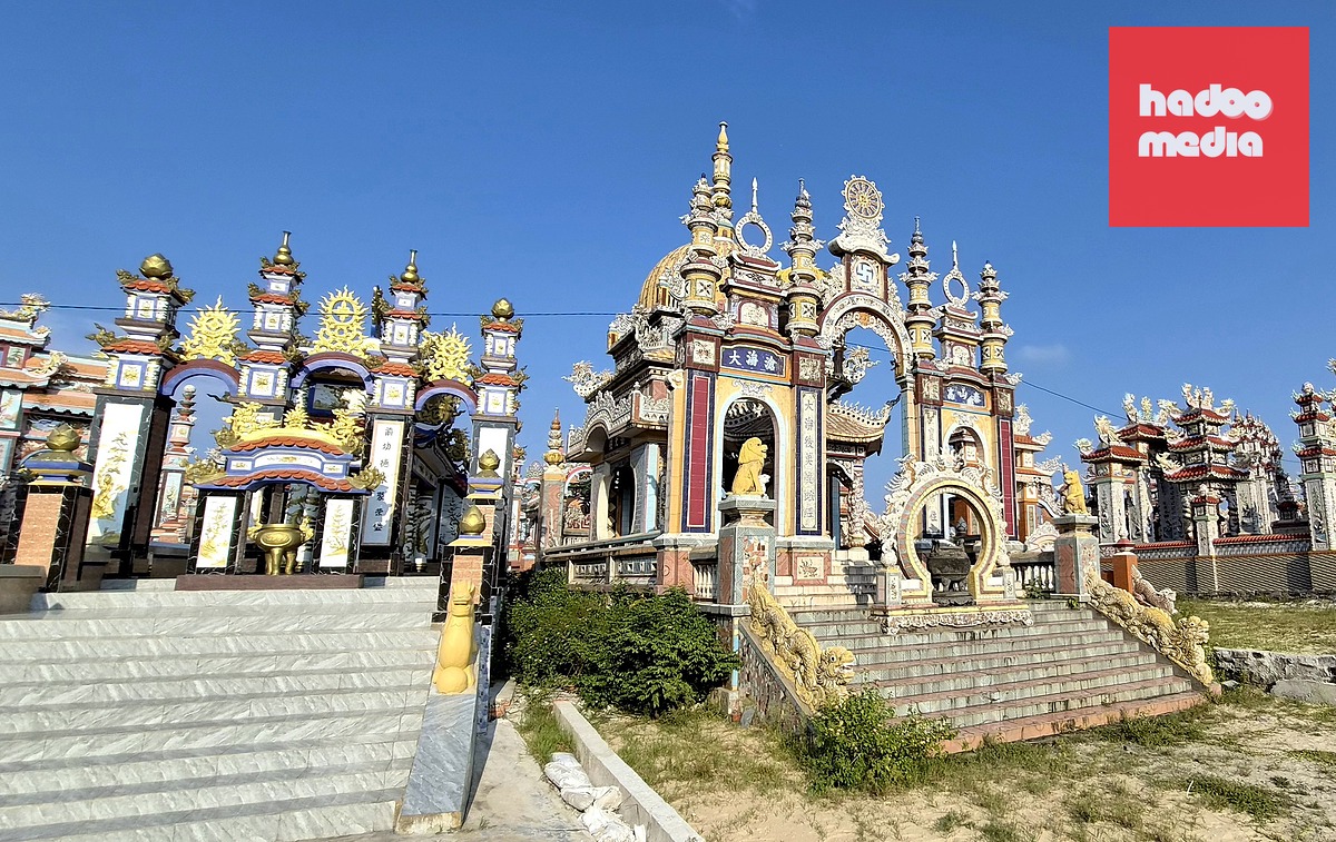 Những khu lăng mộ xa hoa ở nghĩa trang làng An Bằng được xây dựng với số tiền rất lớn - Ảnh: NHẬT LINH