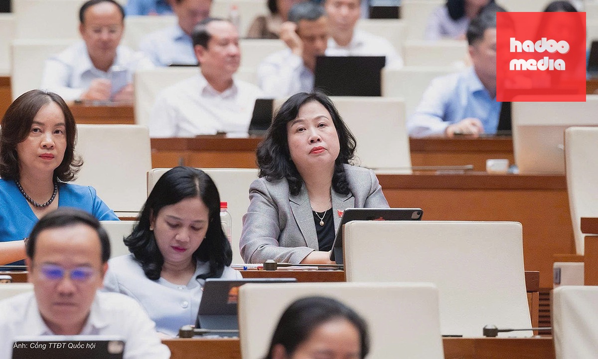 Bộ trưởng Y tế Đào Hồng Lan và đại biểu dự phiên thảo luận kinh tế xã hội tại Quốc hội chiều 30/10. Ảnh: Cổng TTĐT Quốc hội