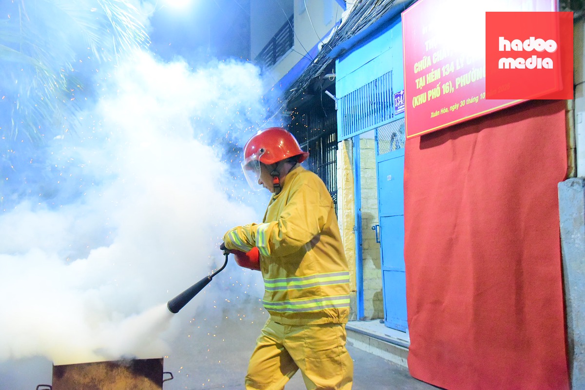 Sau khi nhận thông báo từ người dân, lực lượng phòng cháy chữa cháy và cứu nạn cứu hộ nhanh chóng có mặt, giải quyết sự cố - Ảnh: TRÍ ĐỨC