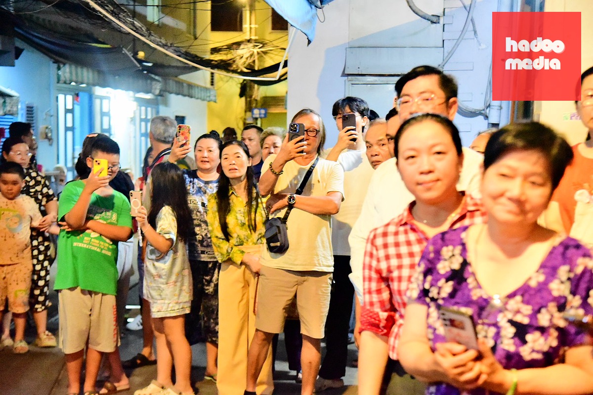 Rất đông người dân trong hẻm tập trung theo dõi cách khắc phục sự cố cháy nổ trong hẻm nhỏ vào buổi tối - Ảnh: TRÍ ĐỨC
