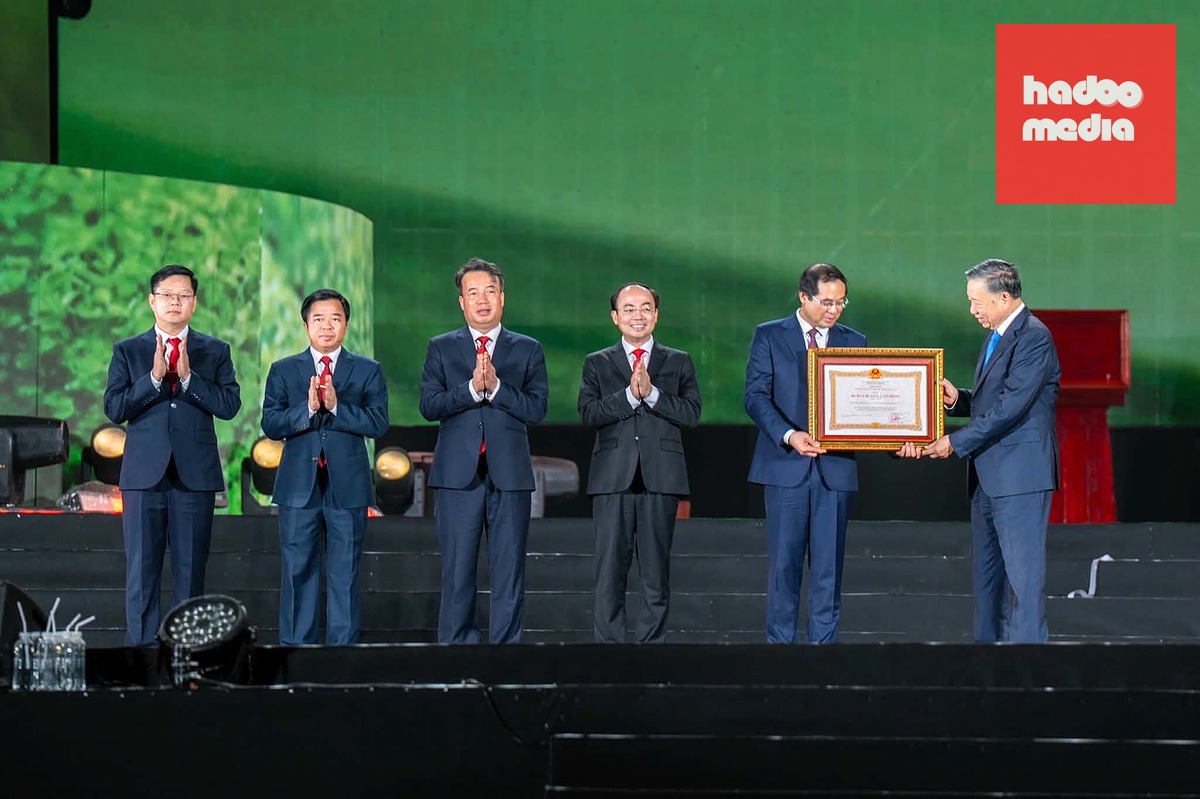 Tổng Bí thư, Chủ tịch nước Tô Lâm trao Huân chương Lao động hạng nhất cho Đảng bộ, chính quyền và nhân dân tỉnh Thái Nguyên - Ảnh: NGUYỄN HIỀN