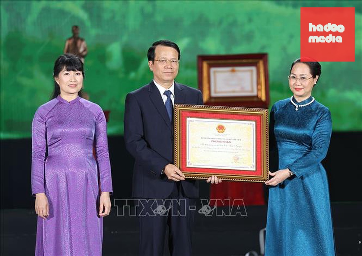 Bộ trưởng Bộ Văn hóa, Thể thao và Du lịch Lâm Thị Phương Thanh (bên phải) trao chứng nhận ghi danh "Tri thức trồng và chế biến chè Thái Nguyên" vào Danh mục quốc gia về Di sản văn hóa phi vật thể cho tỉnh Thái Nguyên - Ảnh: TTXVN