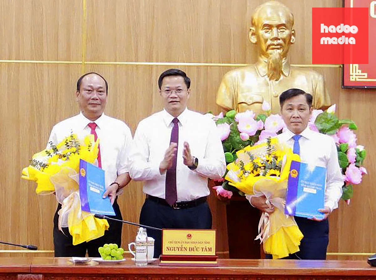 Ông Trần Hoài Thu (bìa phải), Bí thư Đảng ủy, Chủ tịch HĐND xã Sơn Tây Thượng nhiệm kỳ 2026-2031 được điều động giữ chức Chánh Văn phòng UBND tỉnh Quảng Ngãi thay ông Nguyễn Quốc Việt (bìa trái) - Ảnh: M.T.
