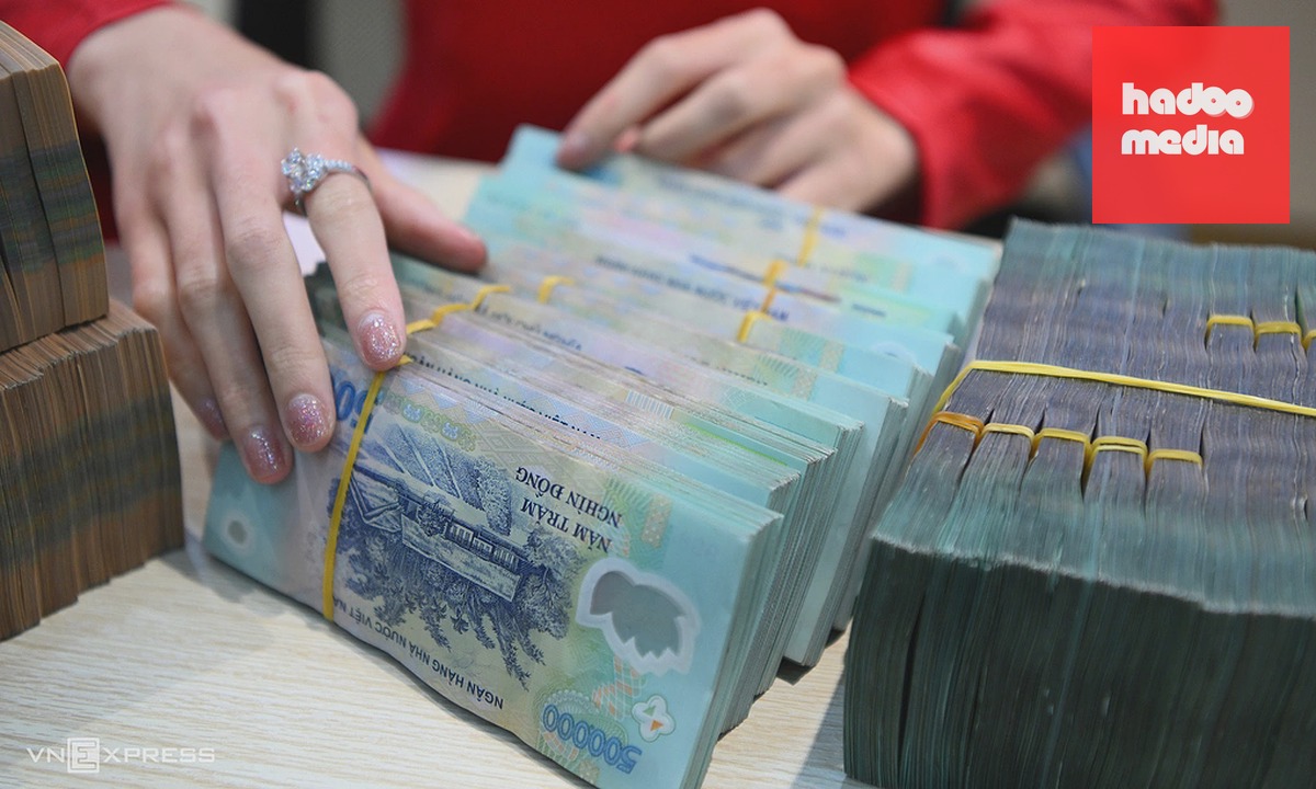Giao dịch ở chi nhánh một ngân hàng tại Hà Nội. Ảnh: Giang Huy