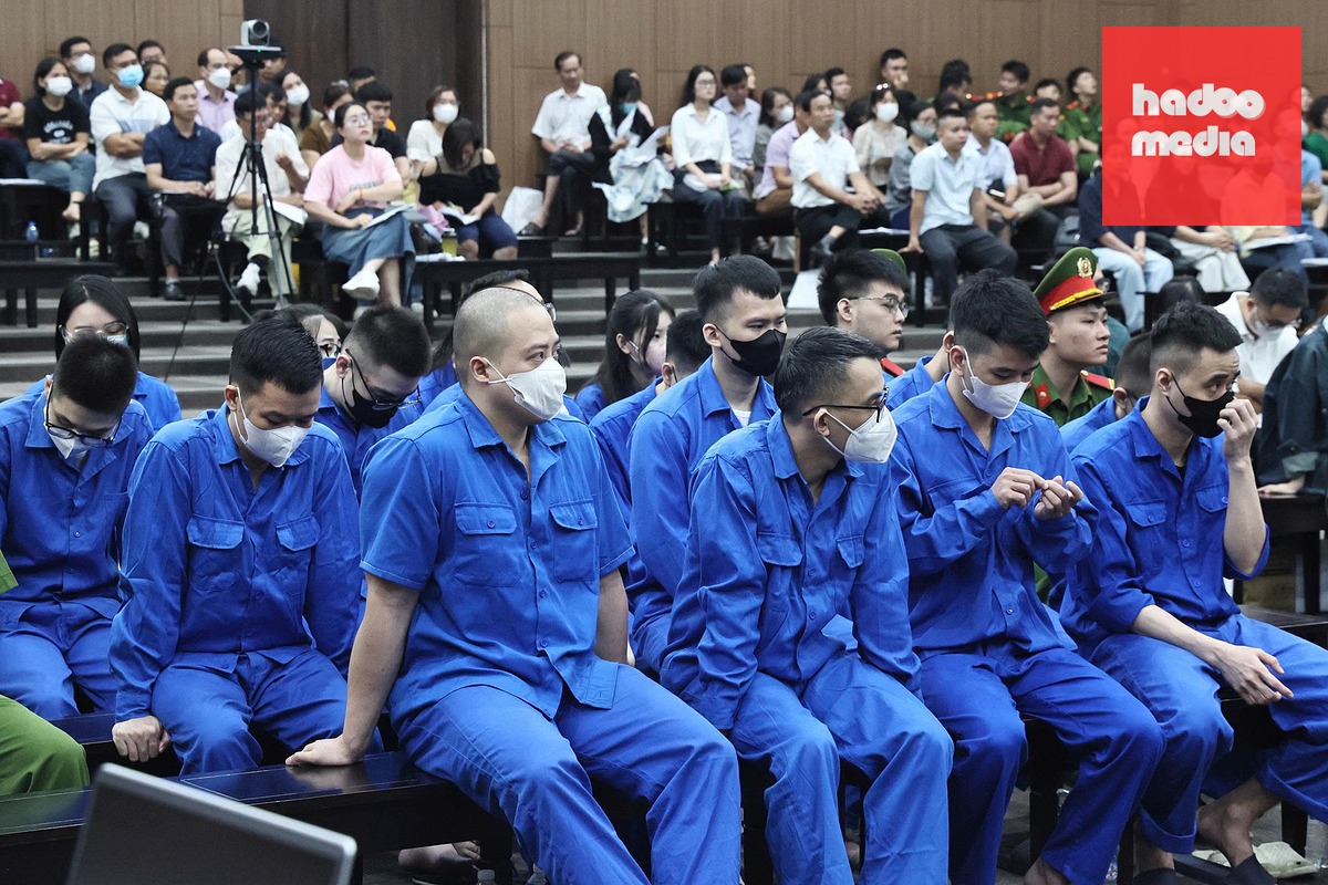 Các bị cáo tại phiên tòa xét xử đường dây lừa đảo liên quan Mr Pips - Ảnh: GIANG LONG