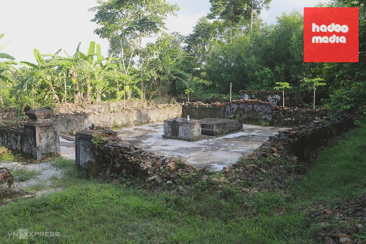 Lăng Hải Đông Quận Vương, anh trai vua Gia Long bị hư hỏng nặng. Ảnh: Võ Thạnh