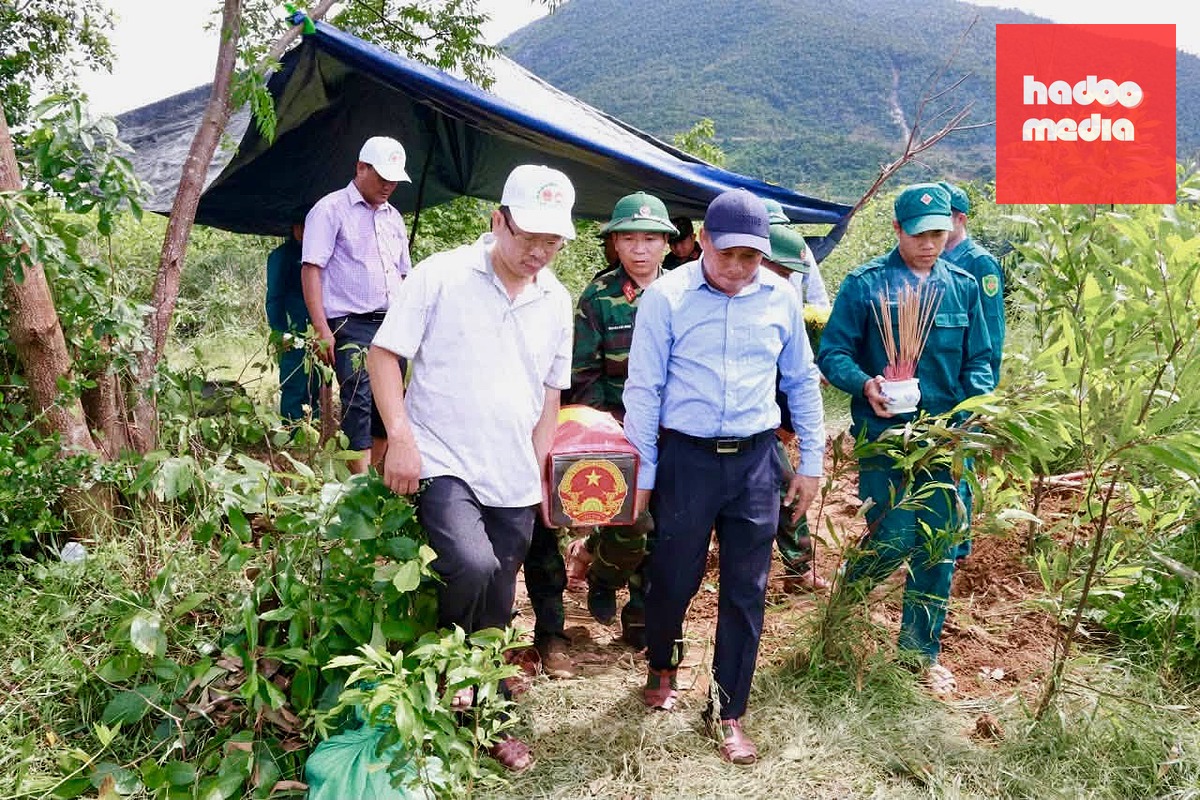 Hài cốt nữ liệt sĩ được đưa về Đài tưởng niệm liệt sĩ xã Hòa Mỹ - Ảnh: QUỐC KHÁNH