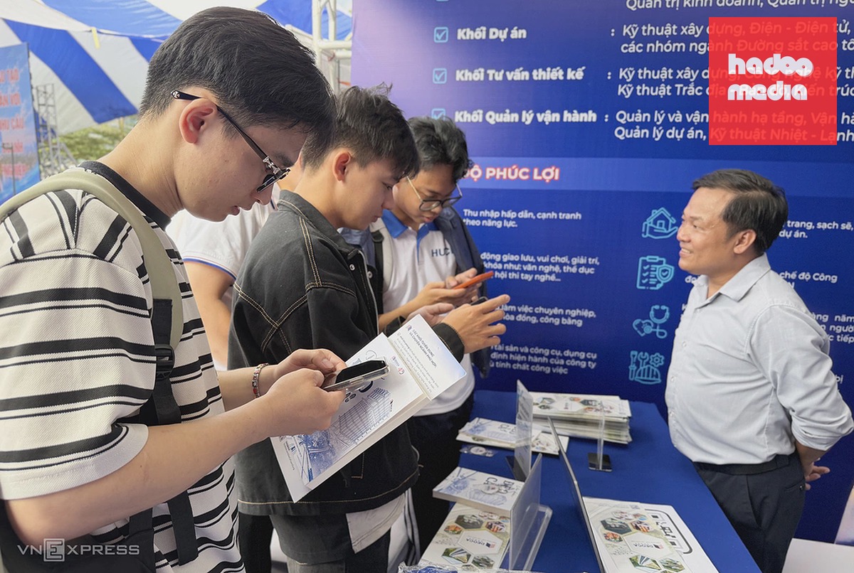 Sinh viên chuyên ngành xây dựng, giao thông các trường đại học nghe bộ phận tuyển dụng của doanh nghiệp tư vấn việc làm tại phiên giao dịch ngày 31/10. Ảnh: Hồng Chiêu