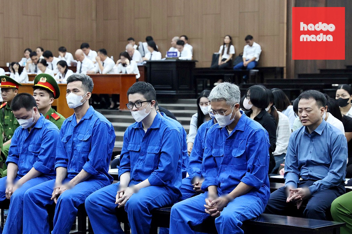 Mr Pips Phó Đức Nam (thứ hai từ phải sang) tại phiên tòa - Ảnh: GIANG LONG