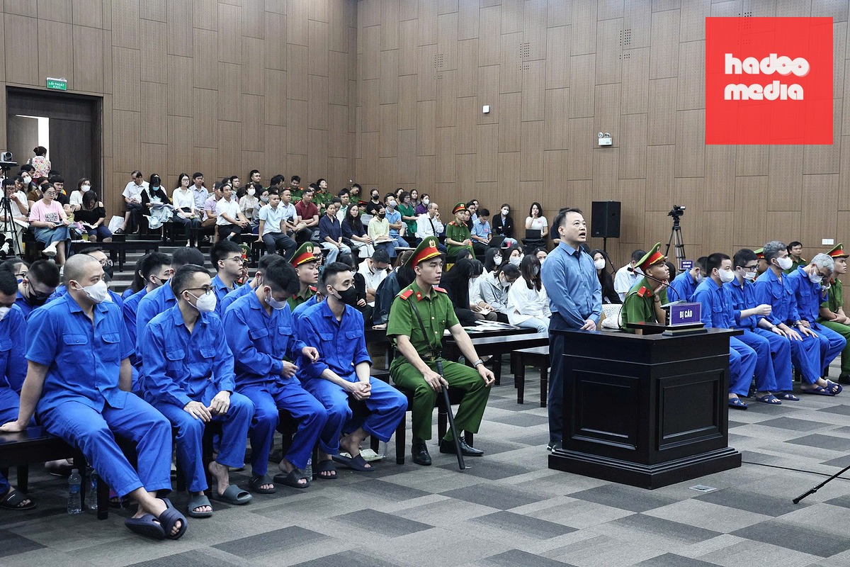 Shark Bình cùng các bị cáo tại phiên tòa - Ảnh: GIANG LONG