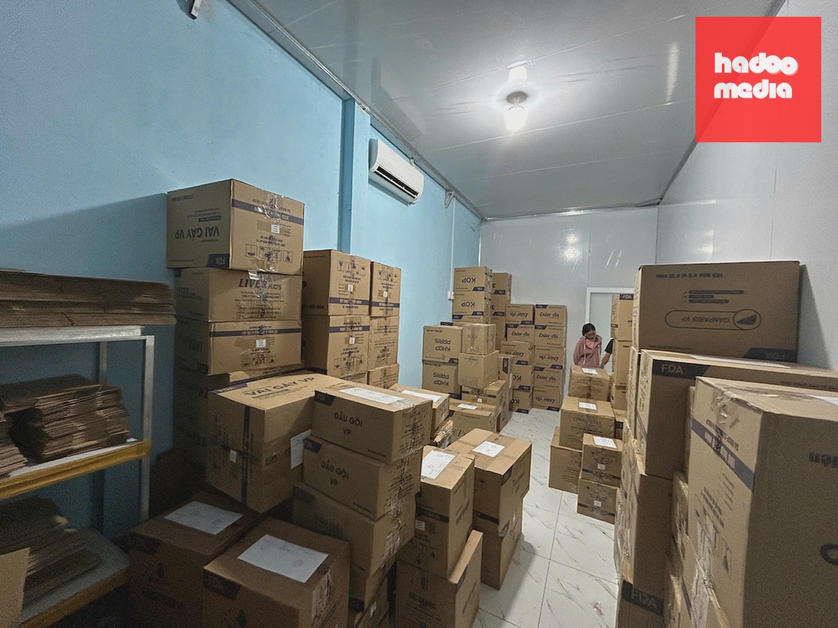 Cảnh sát thu giữ số lượng lớn mỹ phẩm của nhóm nghi can. Ảnh: Thái Hà
