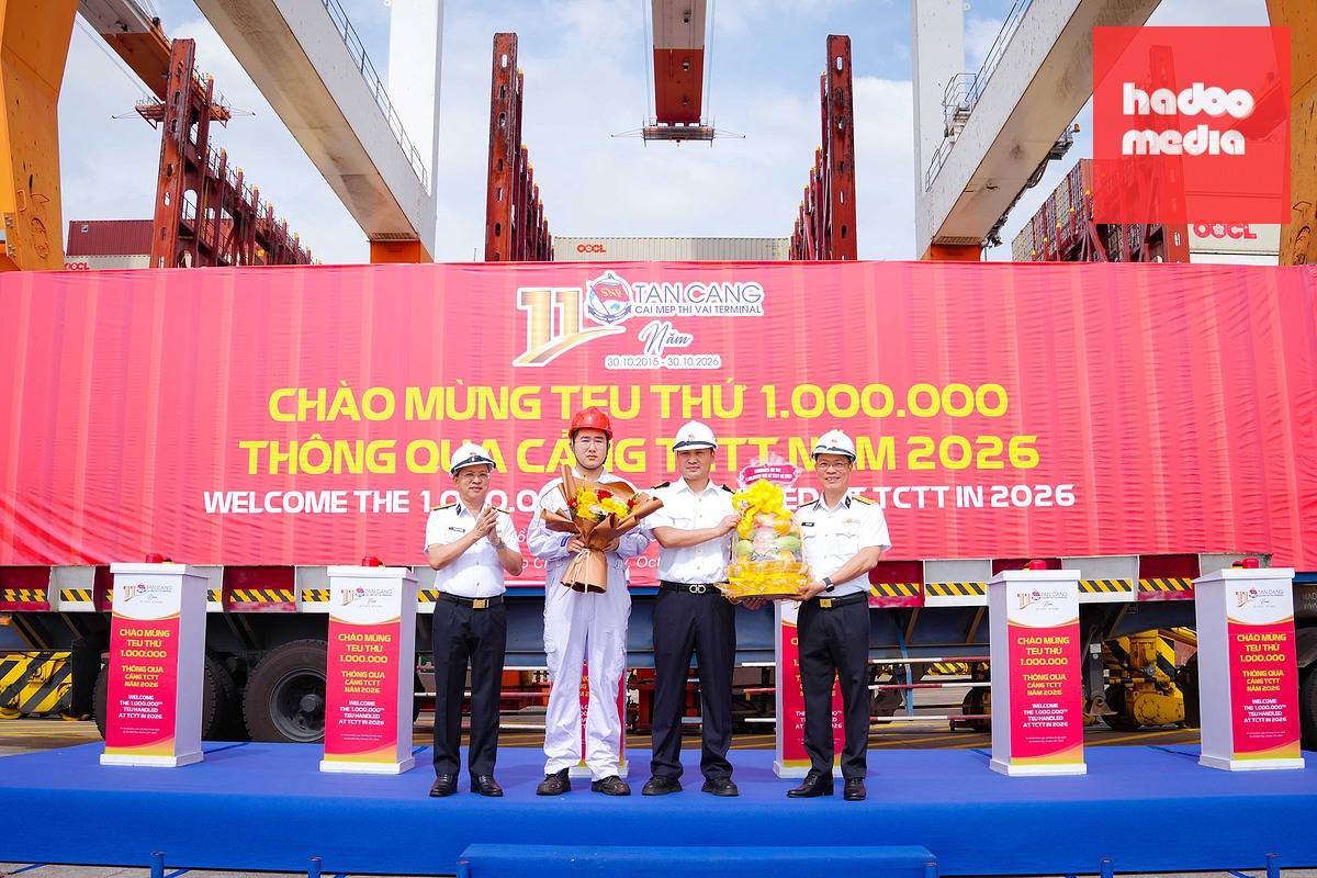 Lãnh đạo cảng TCTT chúc mừng đoàn thủy thủ tàu CSCL Bohai Sea cập cảng an toàn - Ảnh :TL