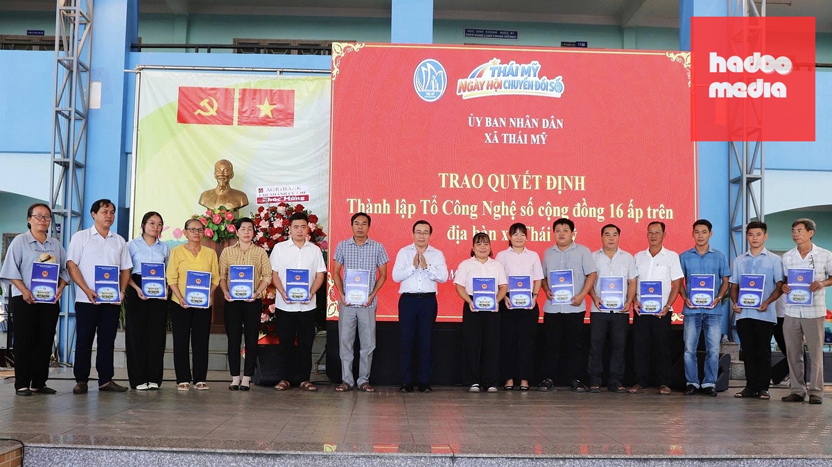 Ông Nguyễn Văn Nhựt - Ủy viên Ban Thường vụ Đảng ủy, Phó chủ tịch UBND xã Thái Mỹ - trao quyết định thành lập tổ công nghệ số cộng đồng - Ảnh: T.M.