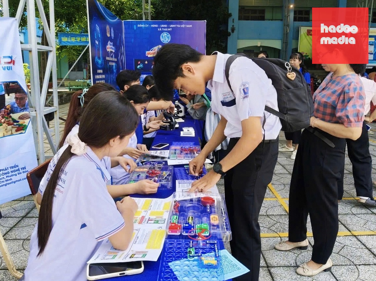 Ngày hội chuyển đổi số tại xã Thái Mỹ thu hút nhiều học sinh cùng các đại biểu tham gia