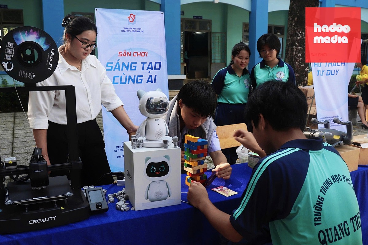 Học sinh tham gia ngày hội chuyển đổi số tại xã Thái Mỹ
