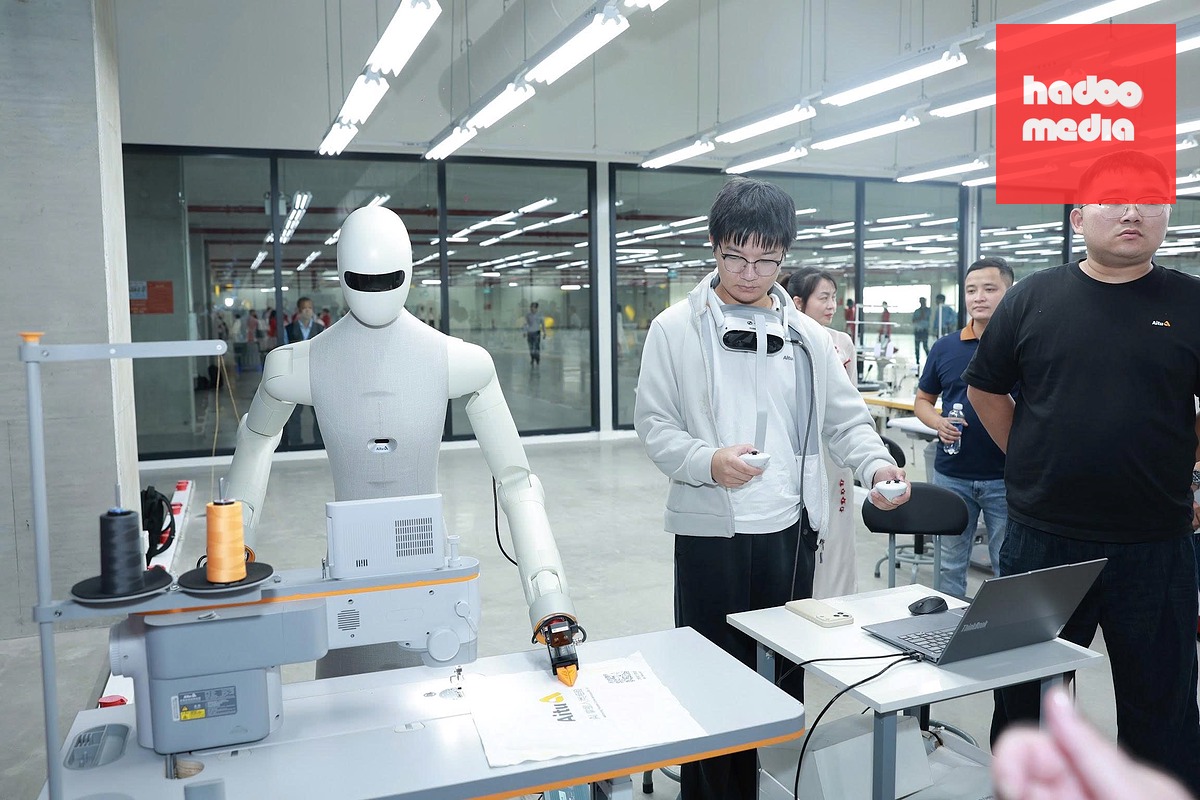 Trình diễn robot với công nghệ AI tại nhà máy Spectre - Ảnh: Đại sứ quán Đan Mạch