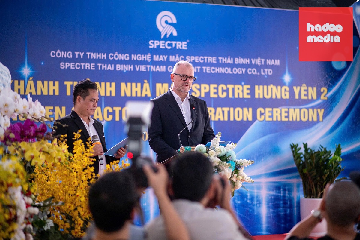 Ông Jesper Klausen, đồng sở hữu kiêm Giám đốc phát triển kinh doanh của Spectre, phát biểu tại lễ khánh thành - Ảnh: Đại sứ quán Đan Mạch
